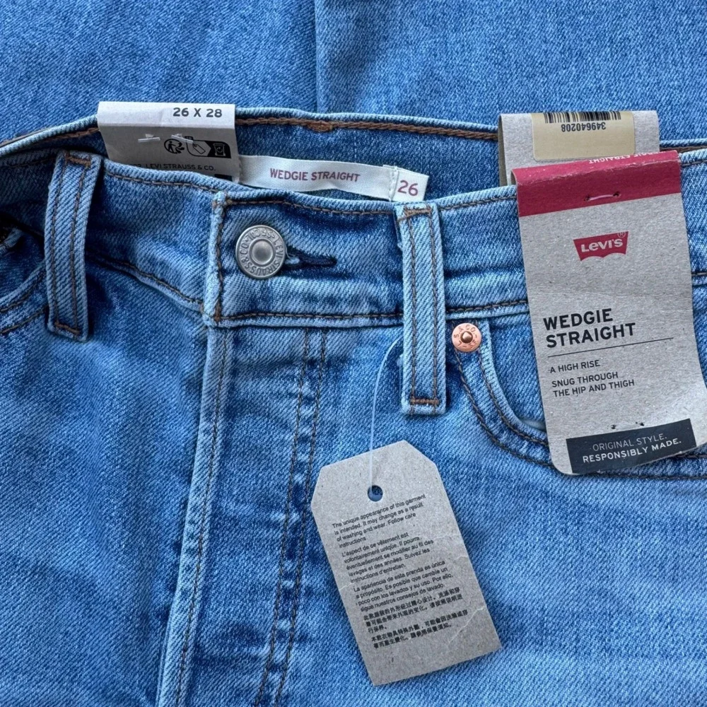 NWT Levi's Wedgie Straight High Rise Light Wash Jeans 26x28‎ – Size 26